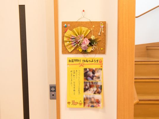 廊下の掲示物と階段