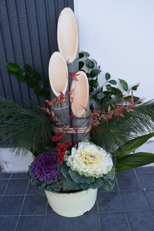 新年の飾りがある正面
