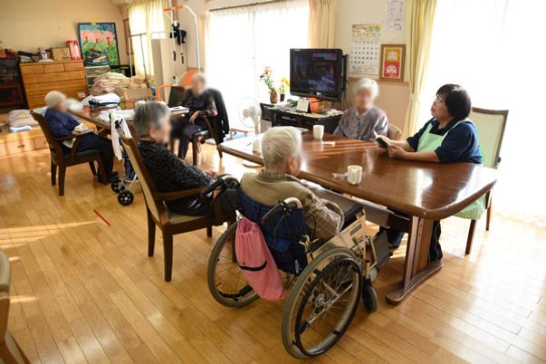 車椅子の方も集まるリビング