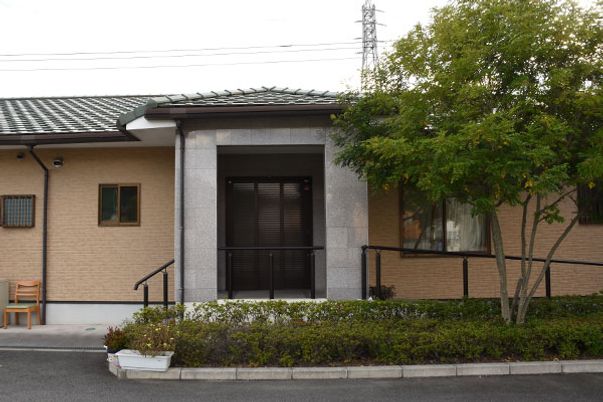 緑豊かな庭の外観
