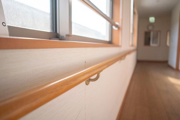 明るい窓のある廊下