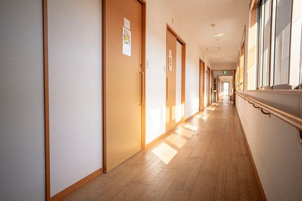 陽光差し込む廊下