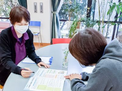 和やかな会話のラウンジ