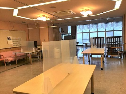 光が差し込むラウンジ