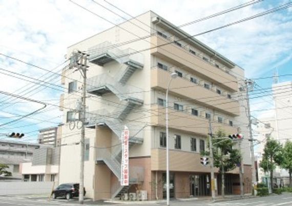 落ち着いた建物の外観