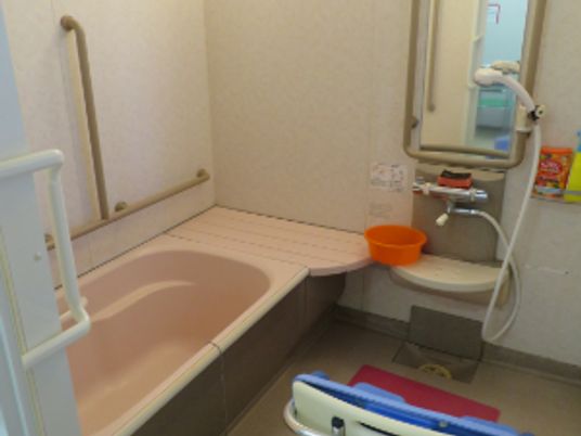 安全な設備の浴室