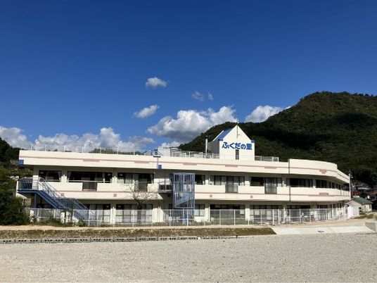 ゆったりとした外観の建物