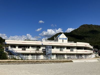 ゆったりとした外観の建物