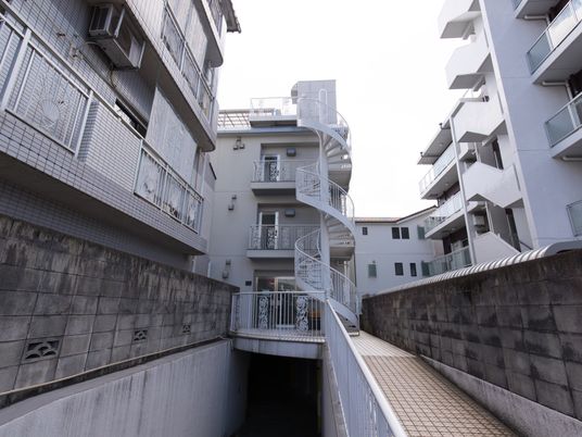 建物の外観と階段