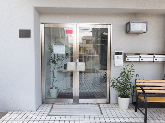 入り口と植栽のある風景