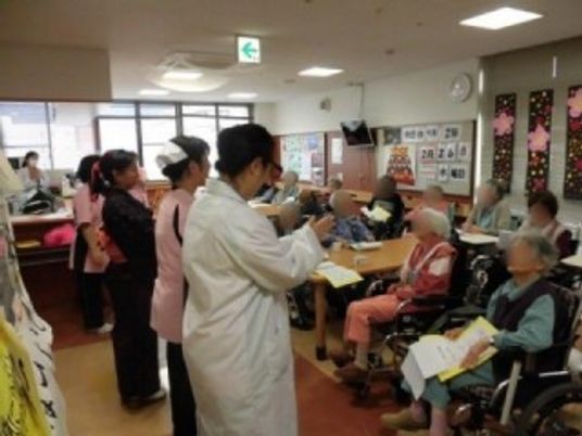 スタッフと利用者の交流場面