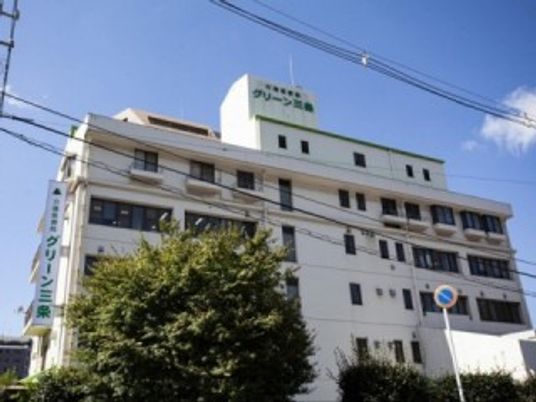 白い外観の建物