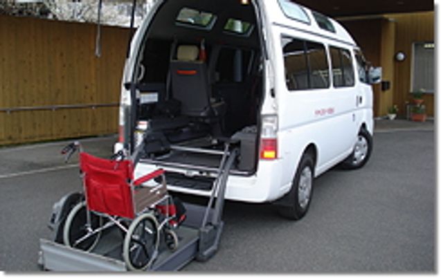 車椅子用リフト付き車両