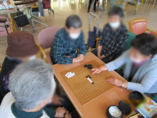 囲碁を楽しむ人々