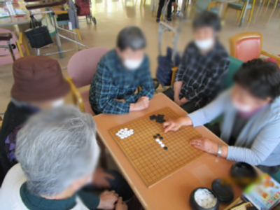 囲碁を楽しむ人々