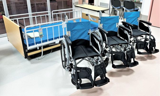 車椅子と介護用ベッドのある部屋