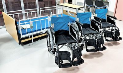 車椅子と介護用ベッドのある部屋