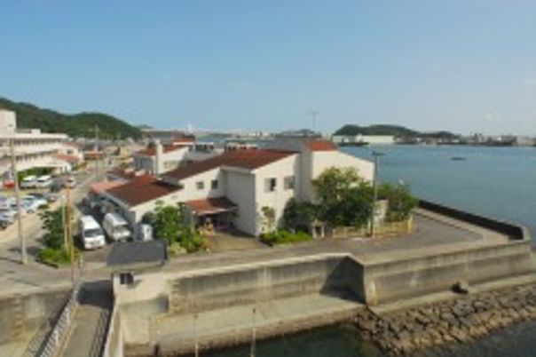 海沿いの介護施設外観