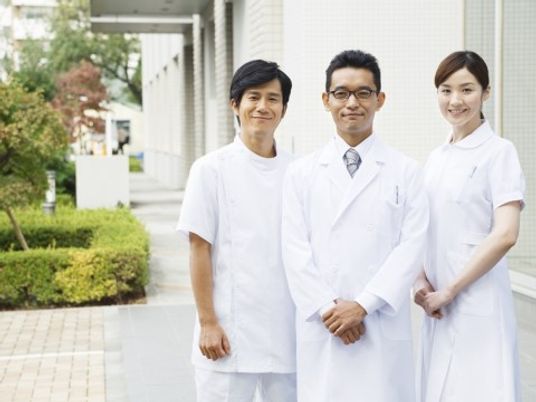 施設職員が微笑む様子