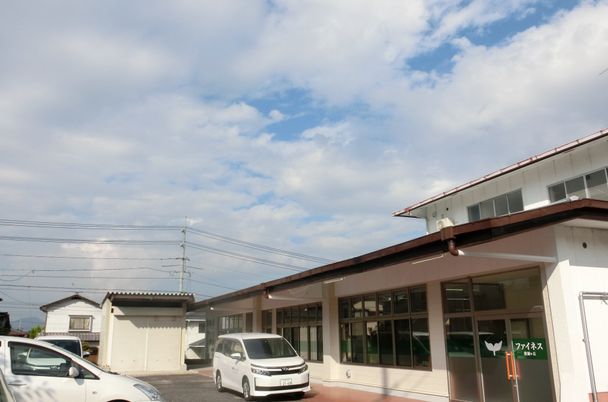 広い駐車スペースがある外観