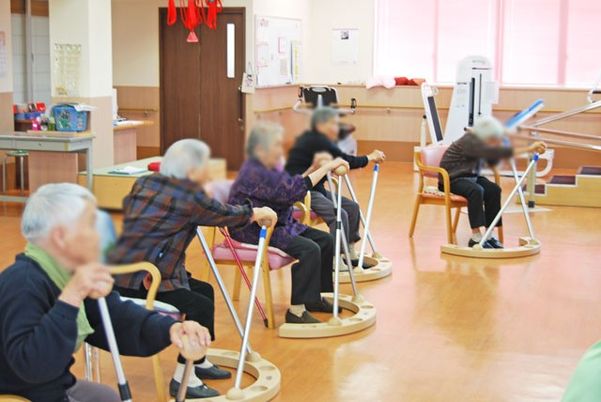 運動を楽しむ人々の様子