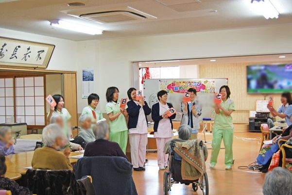 にぎやかな集団の様子