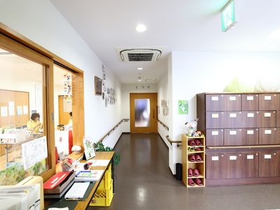 明るい廊下とスタッフ