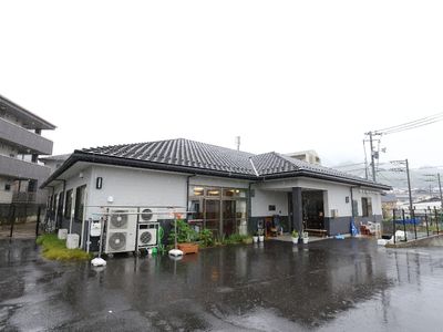 雨の日の外観