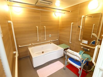 バリアフリー設計の浴室