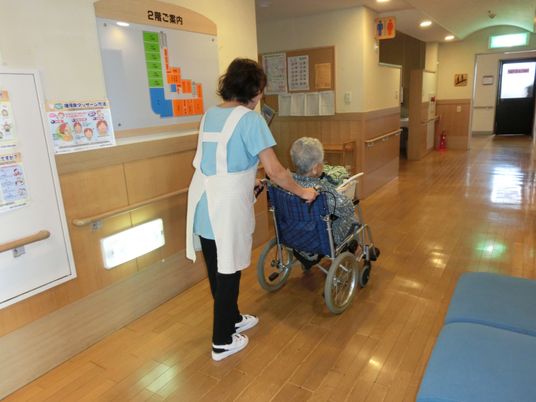 車椅子の介助風景廊下  