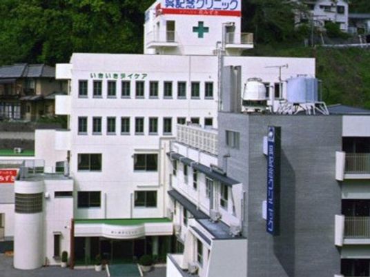 白い建物の外観