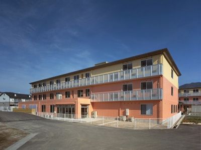 オレンジ色の外壁の建物