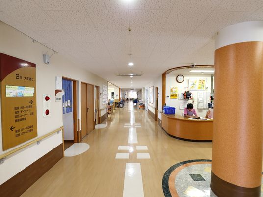 広々とした明るい廊下