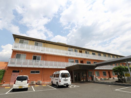 オレンジ色の建物外観