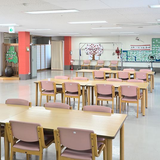 明るい共有スペース内観  