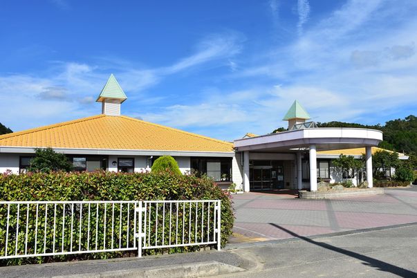 広々とした施設の外観