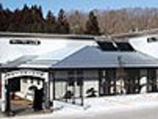 広い入口の建物外観