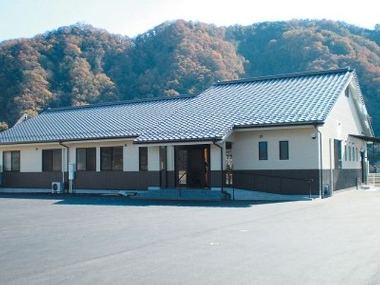 静かな山間の建物