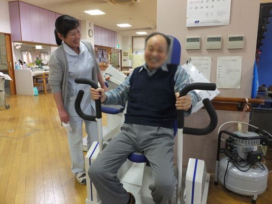 笑顔で運動する場面