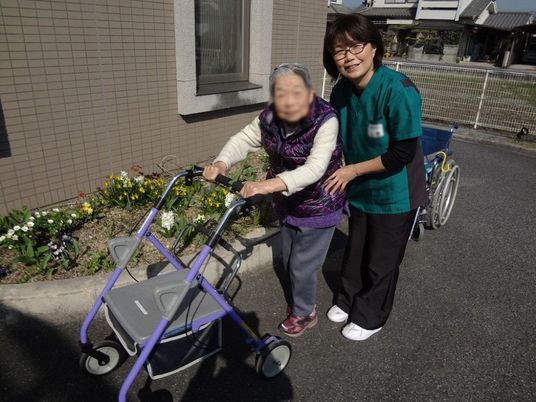 庭先で歩行練習をする場面
