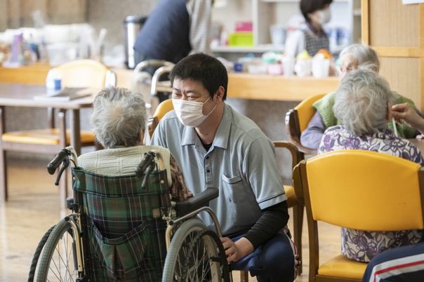 会話をするスタッフと入居者の様子