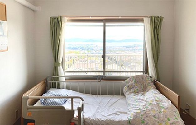 明るい個室と窓からの景色