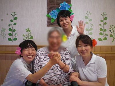 笑顔のスタッフと利用者の様子