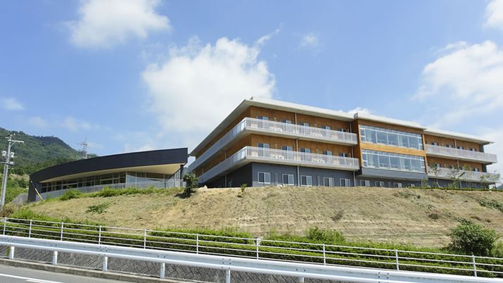 緑に囲まれた外観