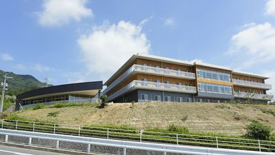緑に囲まれた外観
