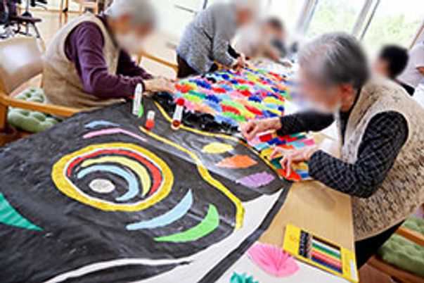 工作を楽しむ様子のラウンジ