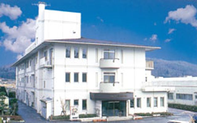 山に囲まれた建物