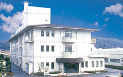 山に囲まれた建物