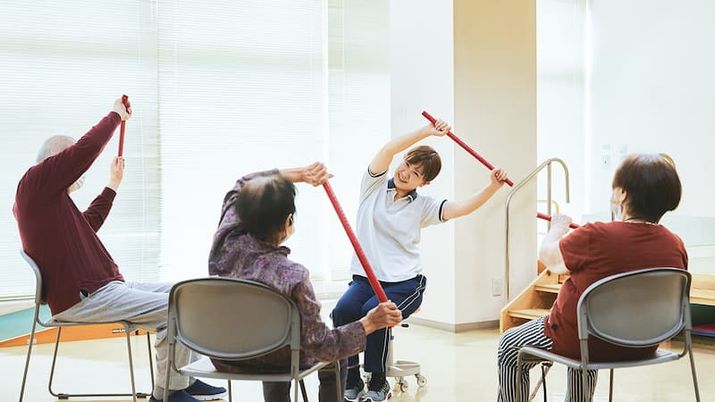 運動中の明るい部屋