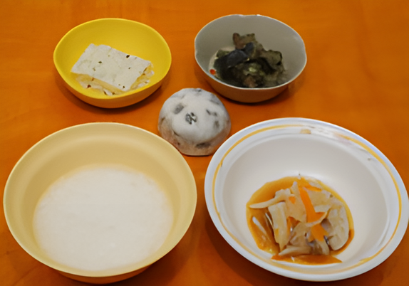 料理が並ぶ食堂